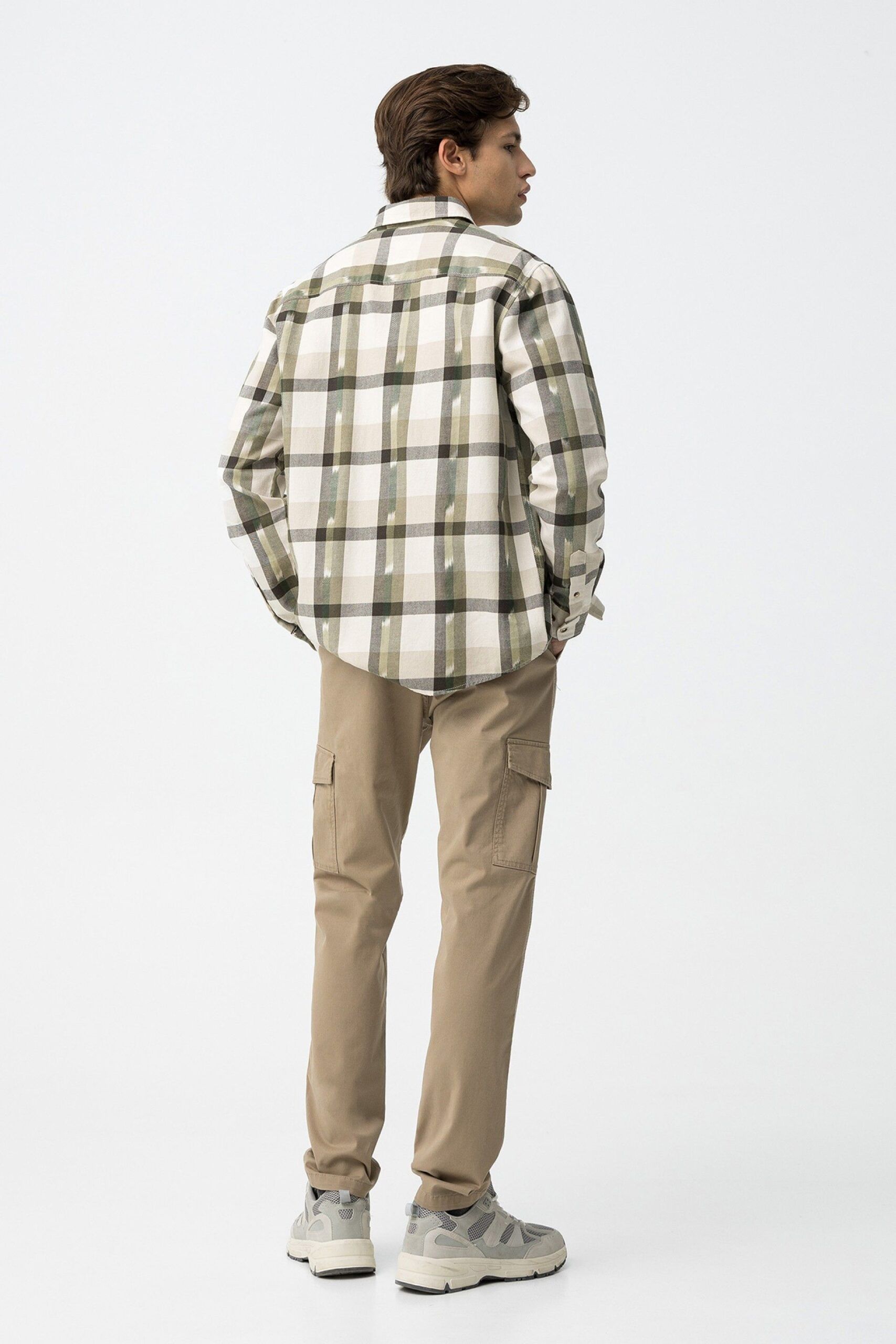 Pantalón cargo beige - Imagen 3