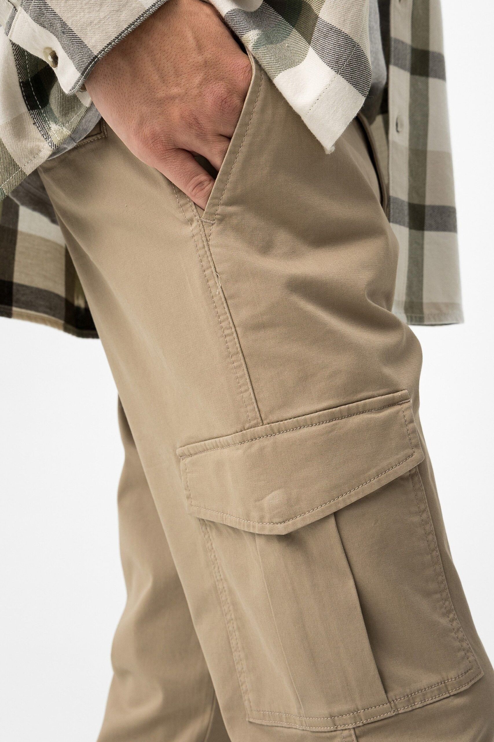Pantalón cargo beige - Imagen 4