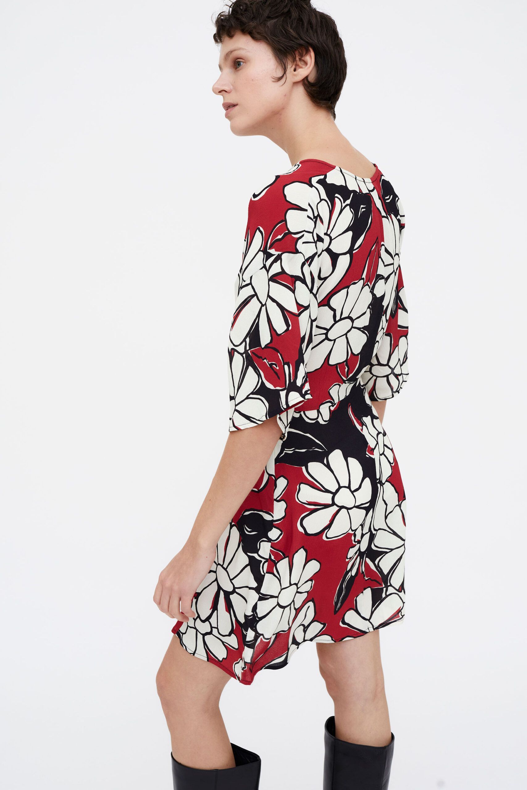 Vestido flores rojo y negro - Imagen 2