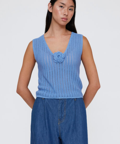 Top punto calado azul