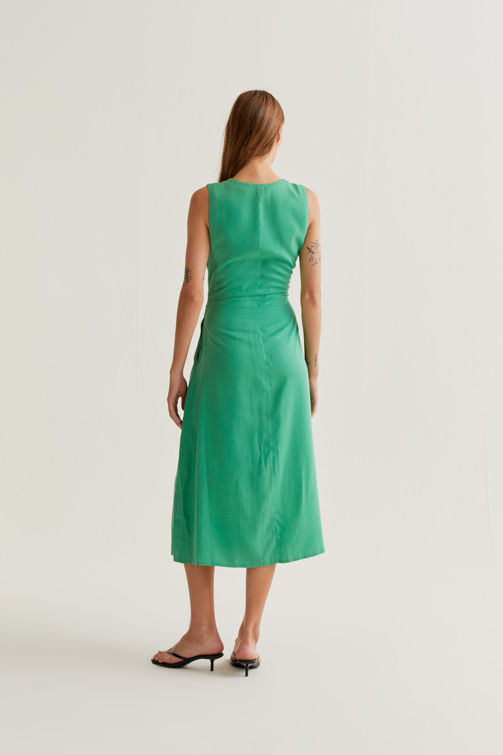 Vestido midi fluido verde - Imagen 4