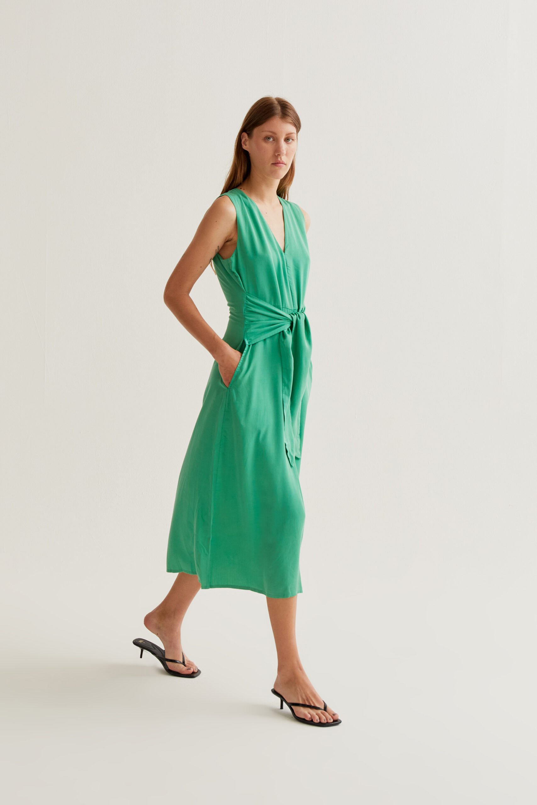 Vestido midi fluido verde - Imagen 2